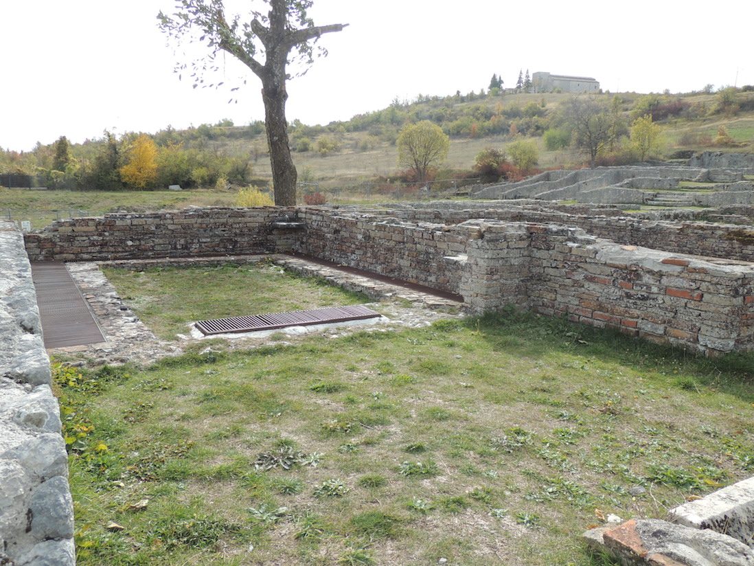 Baths of Alba Fucens-10.JPG